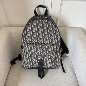 这款双肩背包是本季将高订精神融入实用单品丰富 Dior Explorer 系列采用米色和黑色提花面料精心制作饰以 Oblique 印花和黑色粒面牛皮革侧面“DIOR”皮革补丁别具一格宽大的主隔层搭配带有铝扣的加垫正面翻盖口袋和两个侧面口袋更显精致搭配加垫肩带和金属环便于悬挂钥匙或 D-Touch 手拿包可与各式休闲单品搭配作为造型的点睛之笔
型号2011尺寸30-42-14.5
米色和黑色 Oblique 印花
正面金属覆层黄铜“DIOR”标志
侧面饰以“DIOR”补丁
内侧饰以“DIOR”标志
尼龙“CHRISTIAN DIOR”标志提花手柄
铝扣
双向拉链开合
“DIOR”标志加垫网眼织物可调节肩带搭配金属环
背部采用加垫网眼织物加固搭配“DIOR”标志
顶部“CHRISTIAN DIOR”标志尼龙提花手柄
正面和侧面口袋
内含防尘袋
意大利制造
191701300-高仿包包