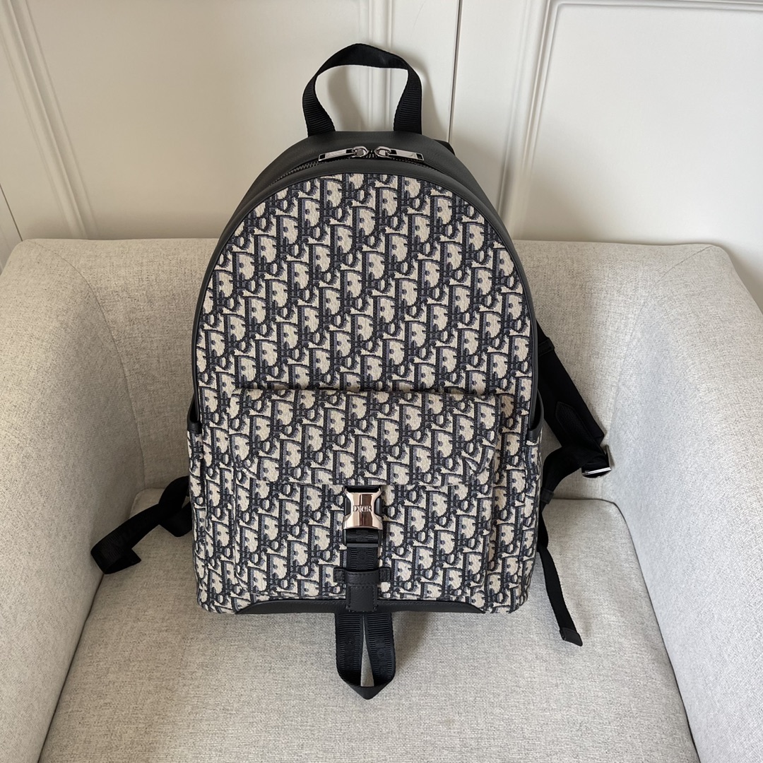 这款双肩背包是本季将高订精神融入实用单品丰富 Dior Explorer 系列采用米色和黑色提花面料精心制作饰以 Oblique 印花和黑色粒面牛皮革侧面“DIOR”皮革补丁别具一格宽大的主隔层搭配带有铝扣的加垫正面翻盖口袋和两个侧面口袋更显精致搭配加垫肩带和金属环便于悬挂钥匙或 D-Touch 手拿包可与各式休闲单品搭配作为造型的点睛之笔
型号2011尺寸30-42-14.5
米色和黑色 Oblique 印花
正面金属覆层黄铜“DIOR”标志
侧面饰以“DIOR”补丁
内侧饰以“DIOR”标志
尼龙“CHRISTIAN DIOR”标志提花手柄
铝扣
双向拉链开合
“DIOR”标志加垫网眼织物可调节肩带搭配金属环
背部采用加垫网眼织物加固搭配“DIOR”标志
顶部“CHRISTIAN DIOR”标志尼龙提花手柄
正面和侧面口袋
内含防尘袋
意大利制造
191701300-高仿包包