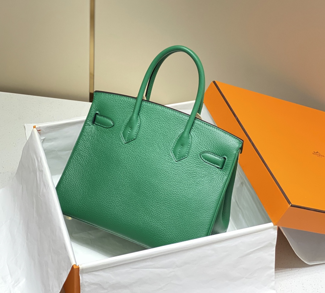 𝑫𝒓𝒆𝒂𝒎 𝒃𝒂𝒈 ♥ Bɪʀ ᴋɪɴ Emerald I believe that even people who are not interested in fashion should know the great name of Birkin Bag Platinum Bag 🥂. And in many luxury bags in the highest frequency of appearances and the most eye-catching is the Hermes platinum bag 〰️-high replica bags