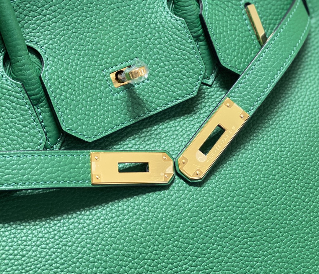𝑫𝒓𝒆𝒂𝒎 𝒃𝒂𝒈 ♥ Bɪʀ ᴋɪɴ Emerald I believe that even people who are not interested in fashion should know the great name of Birkin Bag Platinum Bag 🥂. And in many luxury bags in the highest frequency of appearances and the most eye-catching is the Hermes platinum bag 〰️-high replica bags