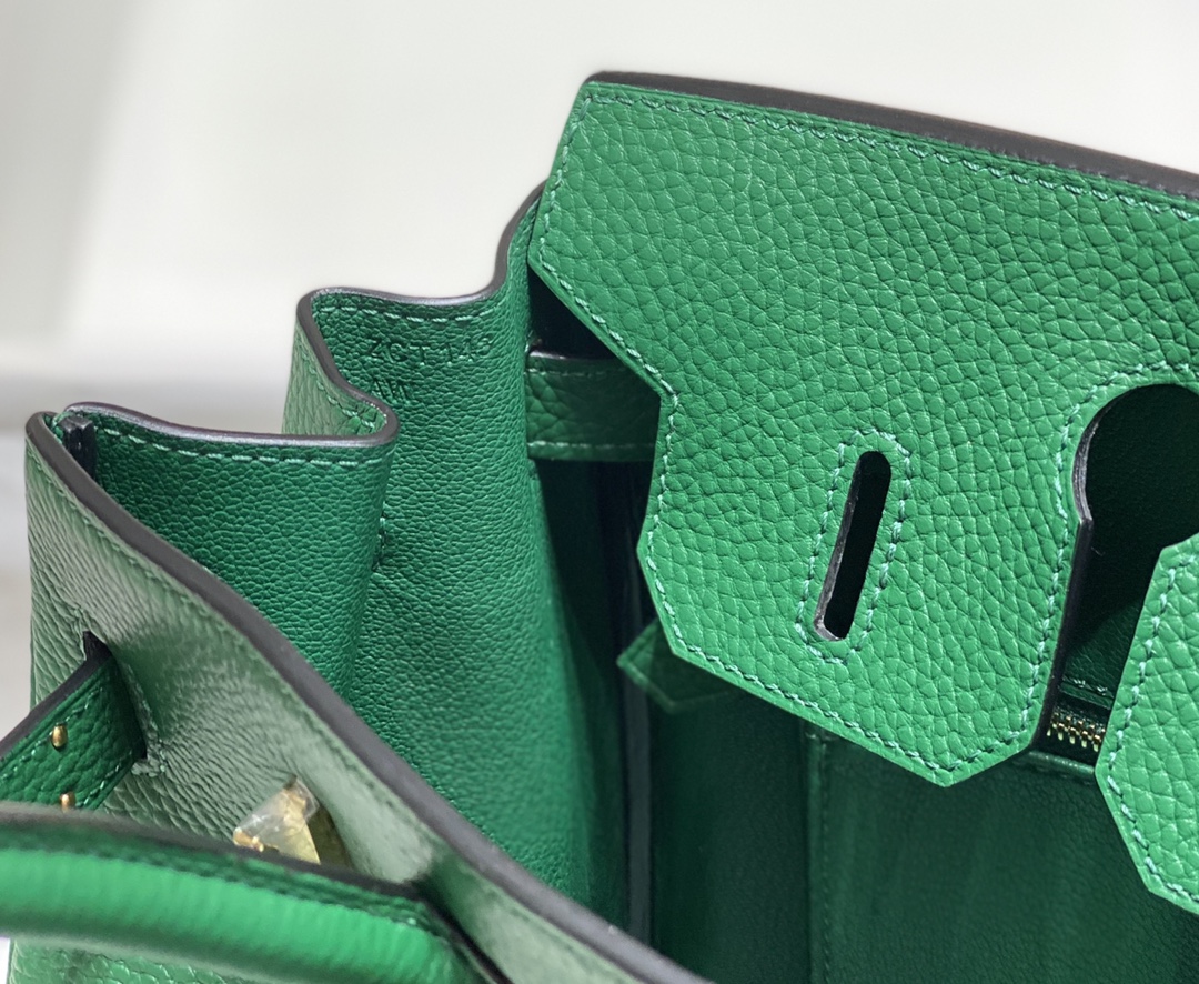 𝑫𝒓𝒆𝒂𝒎 𝒃𝒂𝒈 ♥ Bɪʀ ᴋɪɴ Emerald I believe that even people who are not interested in fashion should know the great name of Birkin Bag Platinum Bag 🥂. And in many luxury bags in the highest frequency of appearances and the most eye-catching is the Hermes platinum bag 〰️-high replica bags