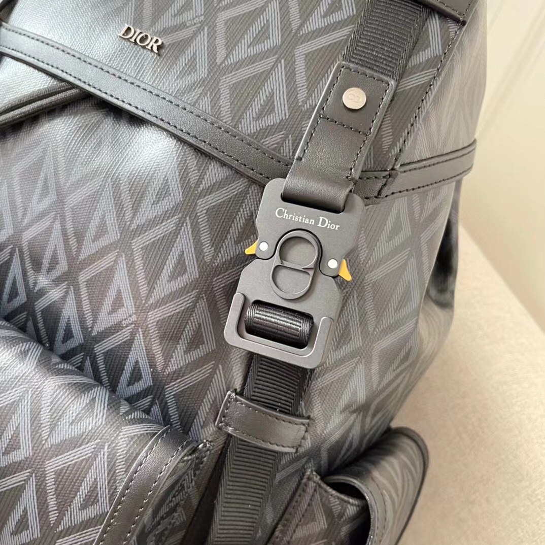 图片[7]-这款 Dior Hit the Road 双肩背包是本季的全式将现代风格与 Dior 的高订精神融为一体采用迪奥灰 CD Diamond 图案帆布精心制作从 Dior 档案汲取灵感饰以光滑牛皮革细节搭配两条“CHRISTIAN DIOR”标志尼龙提花饰带、宽敞的主隔层、正面大号翻盖口袋以及侧面两个翻盖口袋实用百搭是各式休闲装扮的点睛之笔
型号D8005尺寸43-51-20
迪奥灰帆布 CD Diamond 图案
马克·博昂 (Marc Bohan) 于 1974 年设计的 CD Diamond 图案以立体线条菱形重新诠释“CD”首字母采用棉质帆布打造
迪奥灰光滑牛皮革
正面金属覆层黄铜“DIOR”标志
内侧饰以“DIOR”压花标志
“CHRISTIAN DIOR”尼龙提花饰带
翻盖和抽绳开合
铝扣饰以“Christian Dior”标志和“CD”首字母
皮革和加垫网眼织物可调节肩带
皮革手柄
背部采用加垫网眼织物加固搭配“DIOR”标志
内部笔记本电脑隔层
内含防尘袋
191701900-高仿包包