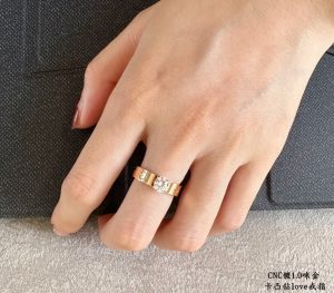 p210V金材质  码数678 卡地亚CNC凸钻love钉戒指💍凸钻更闪耀最受欢迎的一款戒指💍💋💄 永恒经典 近年来很火 高端 高碳钻微镶嵌材质 一样的工艺 不一样的价格 真金质感-高仿包包