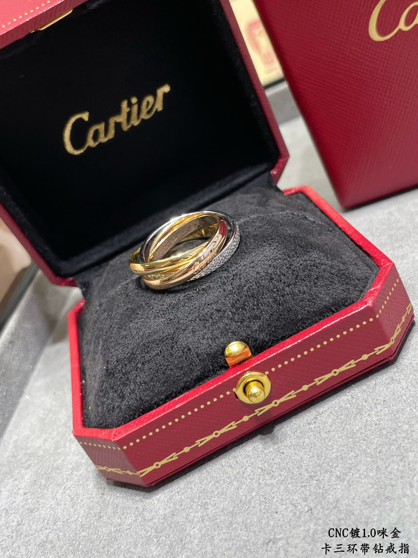 图片[8]-p240V金材质 码数678卡地亚三环带钻戒指💍人手一枚👍环抱镶嵌 完美诠释对称美学 优雅大方戒托 平滑戒臂 佩戴舒适度高 不撂手 也不容易勾搭到物品！精工艺执模抛光都做的很细致！-高仿包包