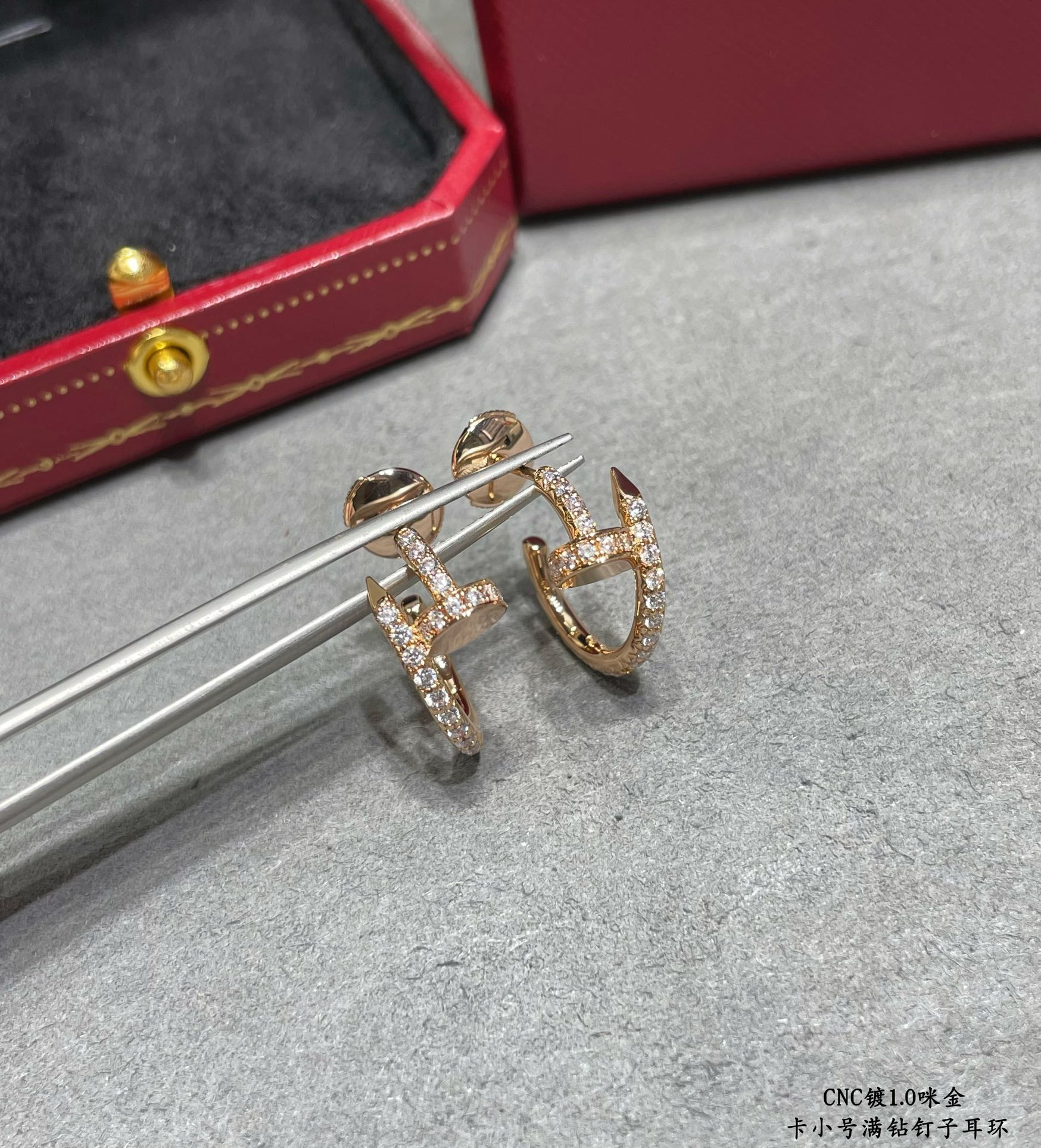 Picture [3]-p190V gold material Cartier CNC full of diamonds small nail earrings according to the 18K real gold goods to build micro-setting process typing foreign orders to see the details of the workmanship is very to stand by Exclusive 😘 😘 😘 😘 seconds to kill all versions of the market ✨ atmospheric versatility ✨ ✨✨✨✨✨✨✨✨✨✨ - high quality imitation bags