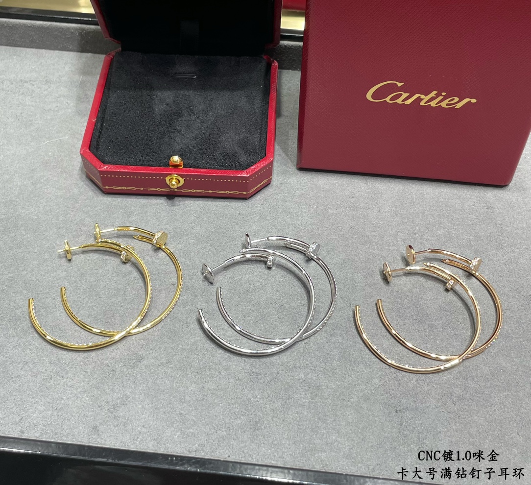 p250V金材质 卡地亚 CNC大号满钻钉子耳环按照18K真金货打造 微镶工艺 打版 老外订单看细节工艺非常 到位  独家😘😘秒杀市面所有版本 ✨大气百搭 ✨✨白金 玫瑰金 黄金