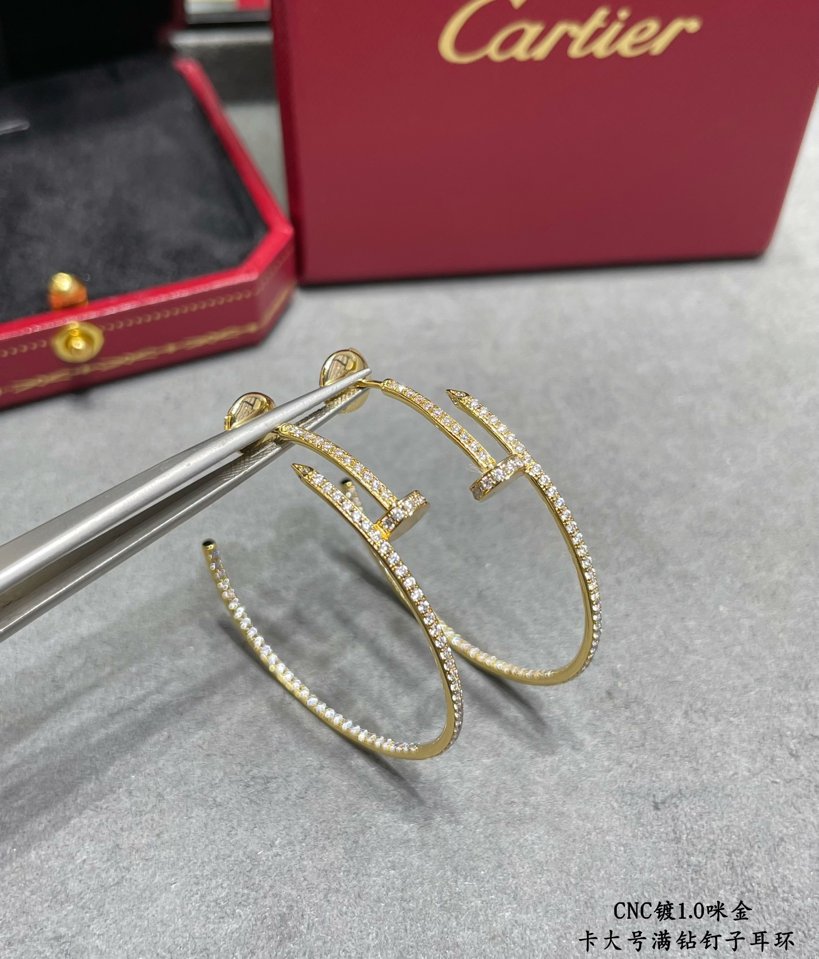 p250V金材质 卡地亚 CNC大号满钻钉子耳环按照18K真金货打造 微镶工艺 打版 老外订单看细节工艺非常 到位  独家😘😘秒杀市面所有版本 ✨大气百搭 ✨✨白金 玫瑰金 黄金
