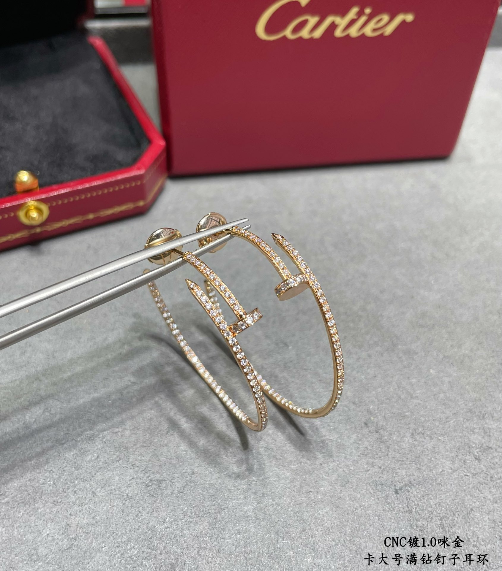 p250V金材质 卡地亚 CNC大号满钻钉子耳环按照18K真金货打造 微镶工艺 打版 老外订单看细节工艺非常 到位  独家😘😘秒杀市面所有版本 ✨大气百搭 ✨✨白金 玫瑰金 黄金