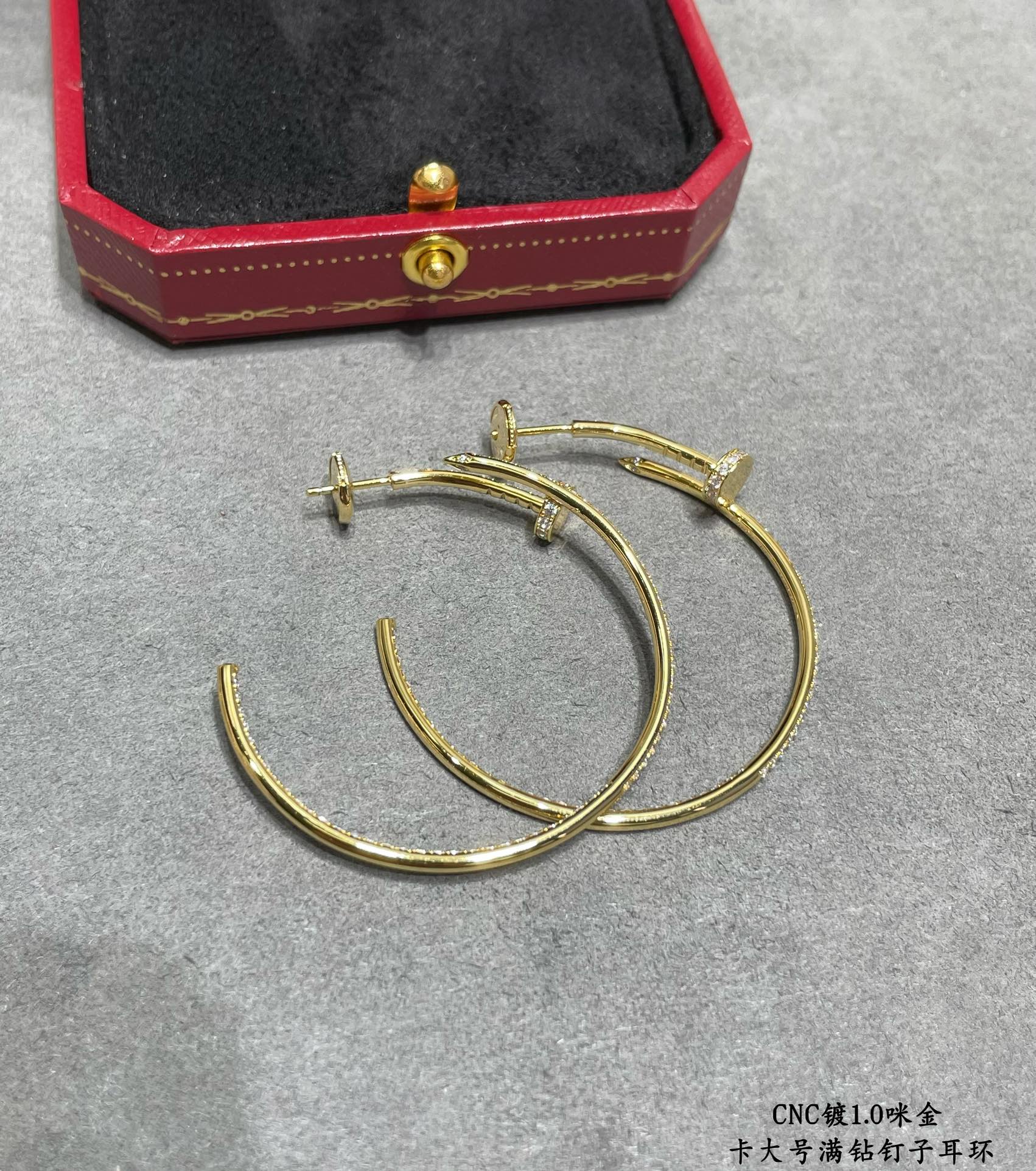 p250V金材质 卡地亚 CNC大号满钻钉子耳环按照18K真金货打造 微镶工艺 打版 老外订单看细节工艺非常 到位  独家😘😘秒杀市面所有版本 ✨大气百搭 ✨✨白金 玫瑰金 黄金