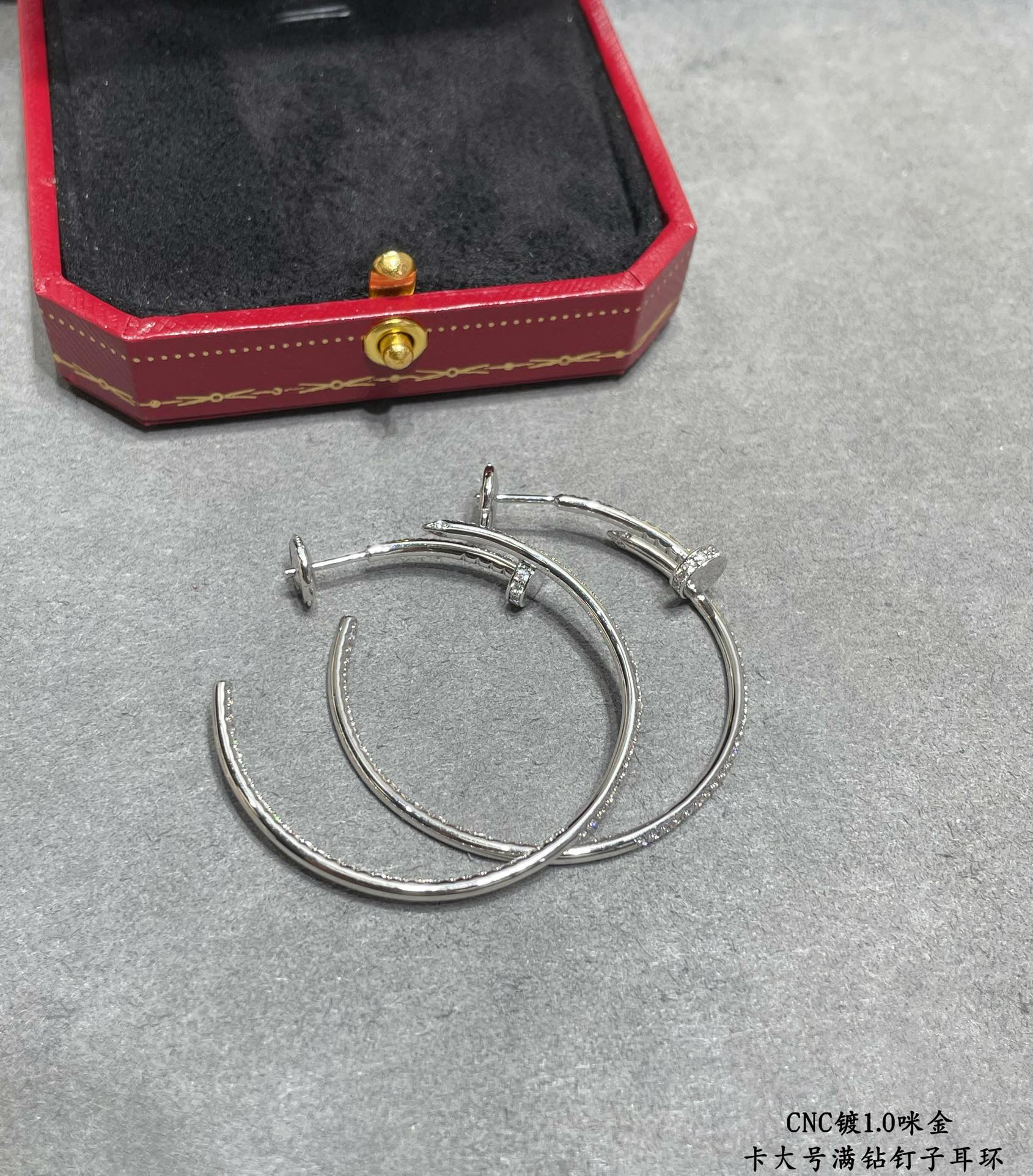 p250V金材质 卡地亚 CNC大号满钻钉子耳环按照18K真金货打造 微镶工艺 打版 老外订单看细节工艺非常 到位  独家😘😘秒杀市面所有版本 ✨大气百搭 ✨✨白金 玫瑰金 黄金