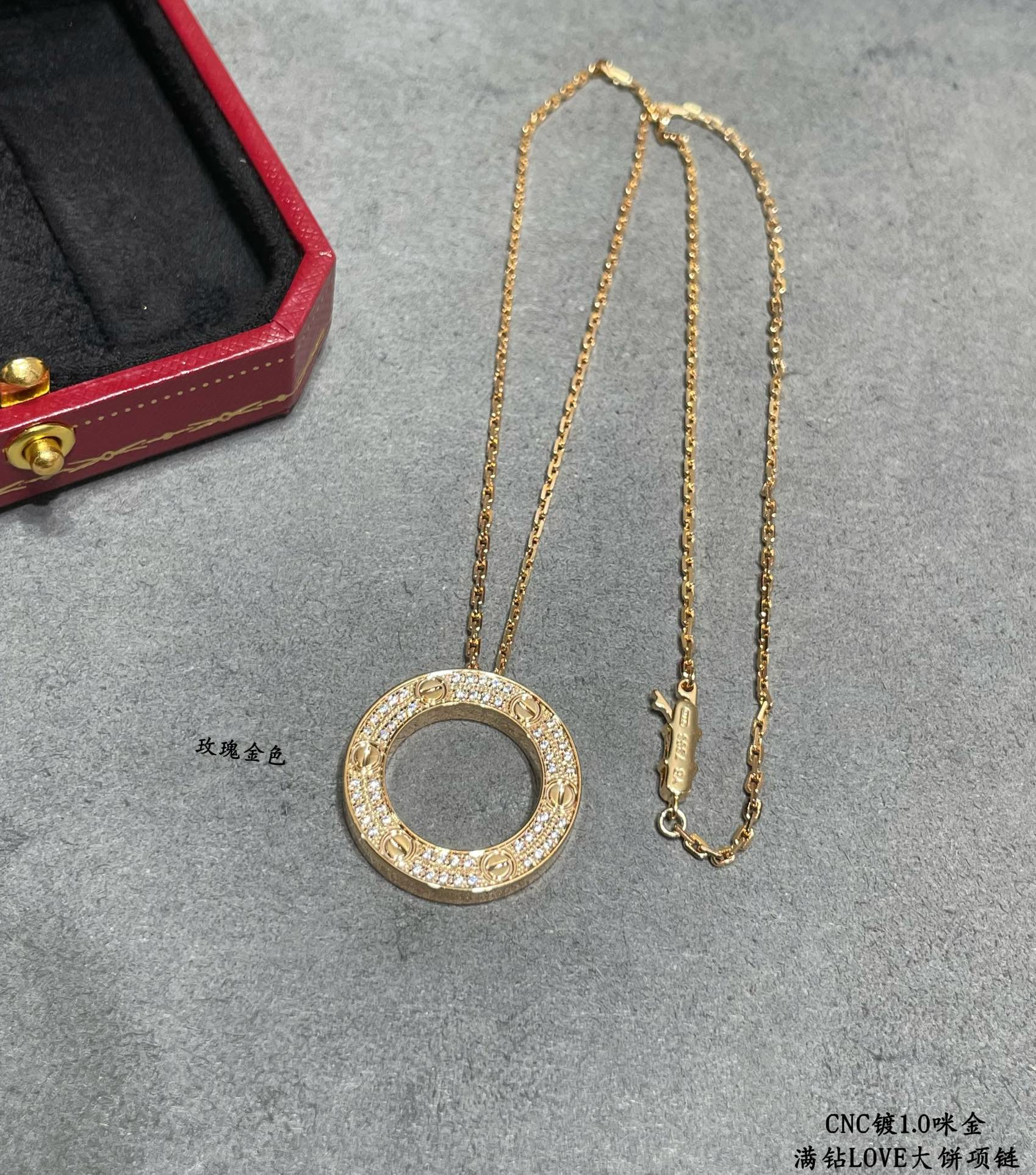 图片[7]-p390V金镀咪金   CNC高版本 卡地亚LOVE满钻大饼项链 💎实拍💐👉🏻看链牌看刻字再看做工 原版复刻 进专柜无压力德国进口 奢华 高大上  满钻项链一比一 logo牌 性价比超高💐😋自留送礼佳品🌹🌹-高仿包包