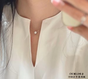 p150 V金镀咪金 3 卡地亚60分牛角项链卡地亚经典牛角！！不多作介绍！出 高碳钻的震撼你们懂！每个细节非常到位-高仿包包