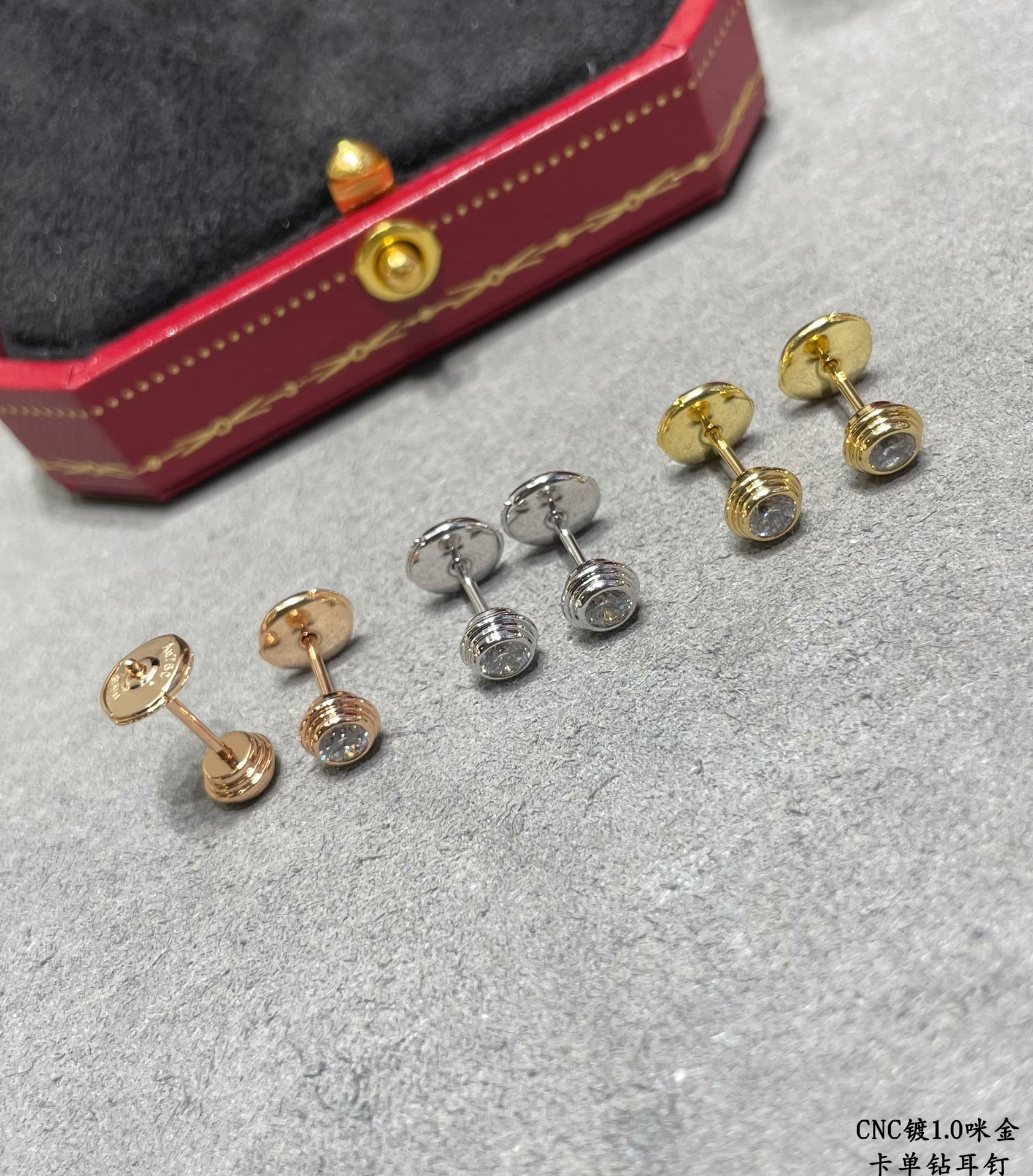 图片[2]-p160V金镀咪金   卡地亚单钻耳钉搭配原版飞碟耳塞经典制作 小巧的珠宝就能带出大气清新的气质 不是市场普通版-高仿包包