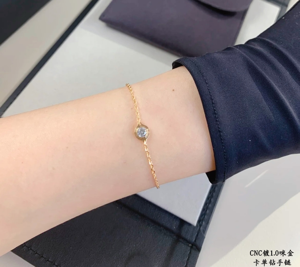 p140V gold plated imitation gold Cartier solitaire bracelet classic production small jewelry can bring out the atmosphere of fresh temperament added the original small tag not market ordinary version