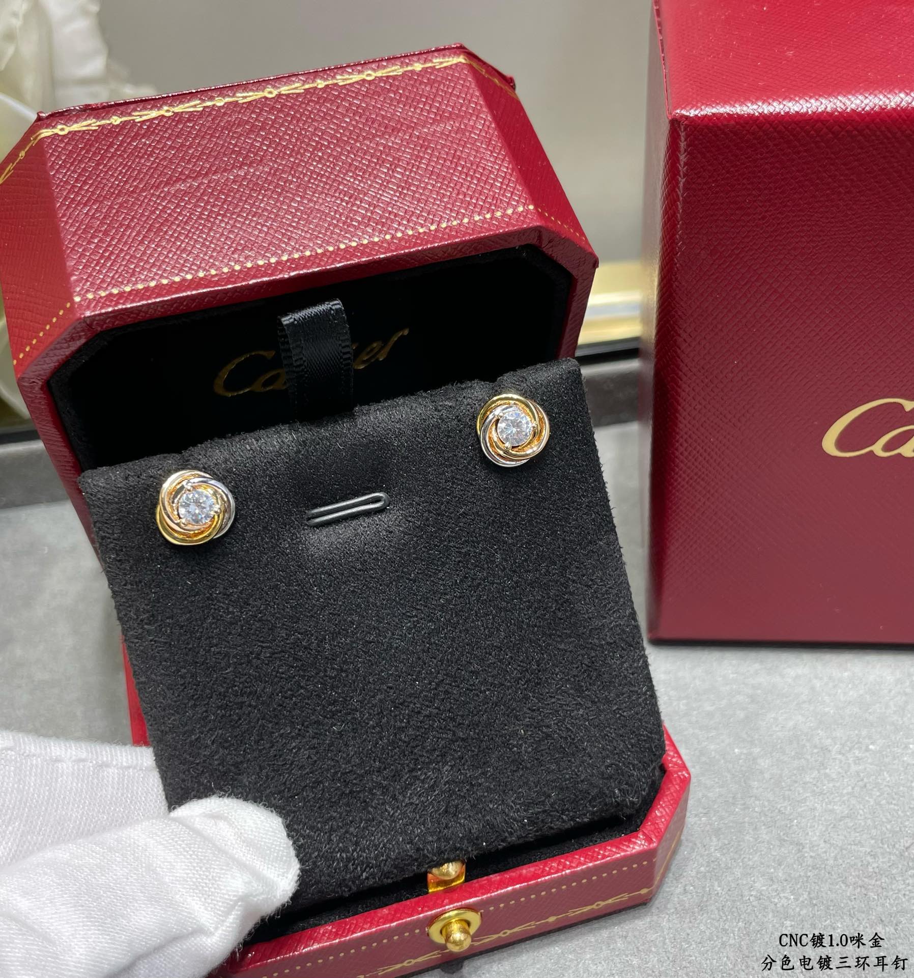 图片[8]-p170 V金材质  分色电镀 卡地亚三环圆钻耳钉又一款经典完美诠释对称美学 优雅大方佩戴舒适度高 也不容易勾搭到物品！真金质感杠杠的精工艺 执模抛光都做的很细致！-高仿包包