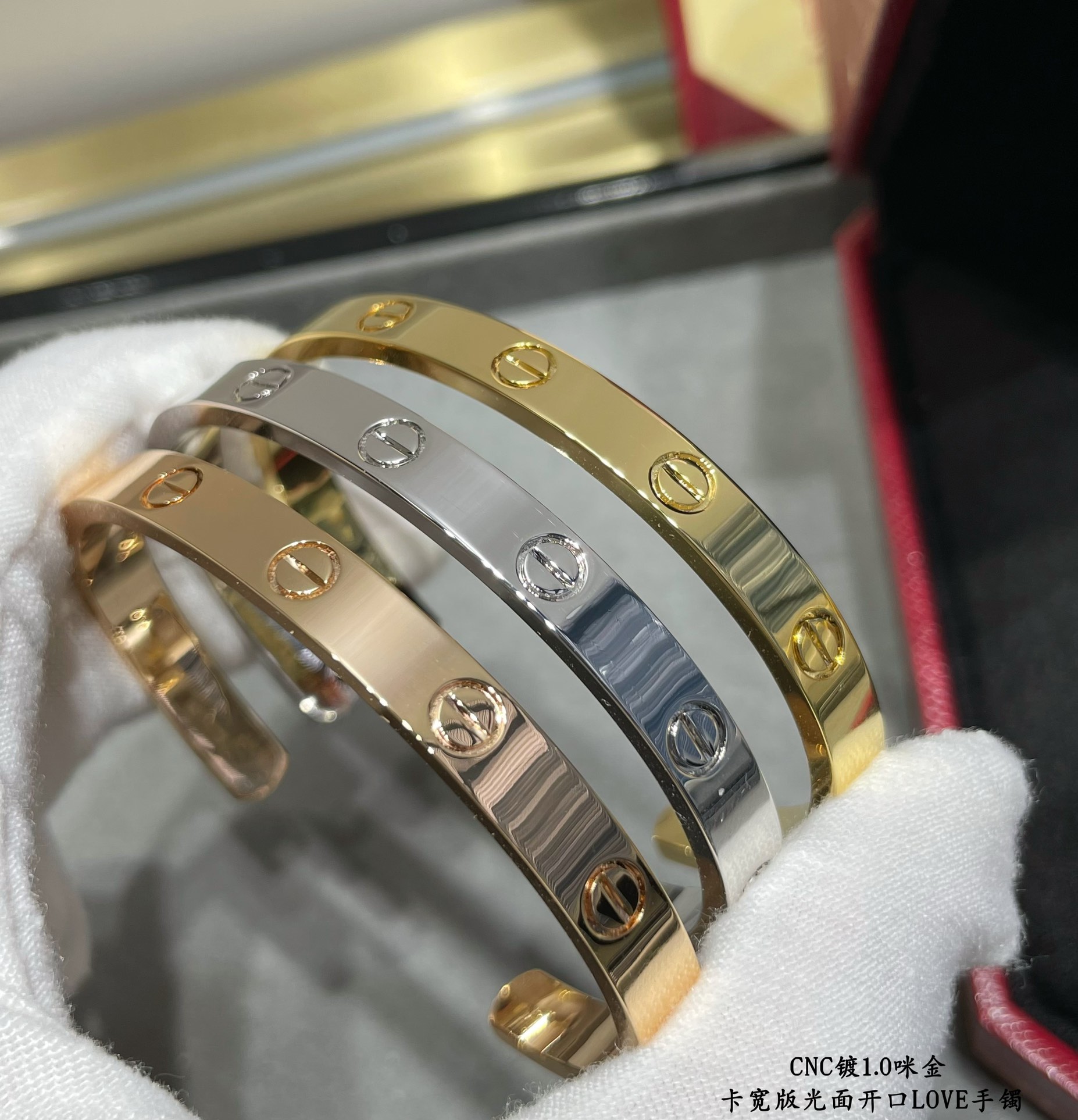 图片[2]-p380V金材质    码数：16-18卡地亚CNC宽版光面开口LOVE手镯专柜价65800 卡地亚中国线独家首发主推 好精致的说妹子的福利啊~-高仿包包