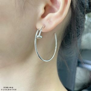 p240V金材质 卡地亚 CNC大号光面钉子耳环 按照18K真金货打造 微镶工艺 打版 老外订单看细节工艺非常 到位  独家😘😘秒杀市面所有版本 ✨大气百搭 ✨✨白金 玫瑰金 黄金-高仿包包