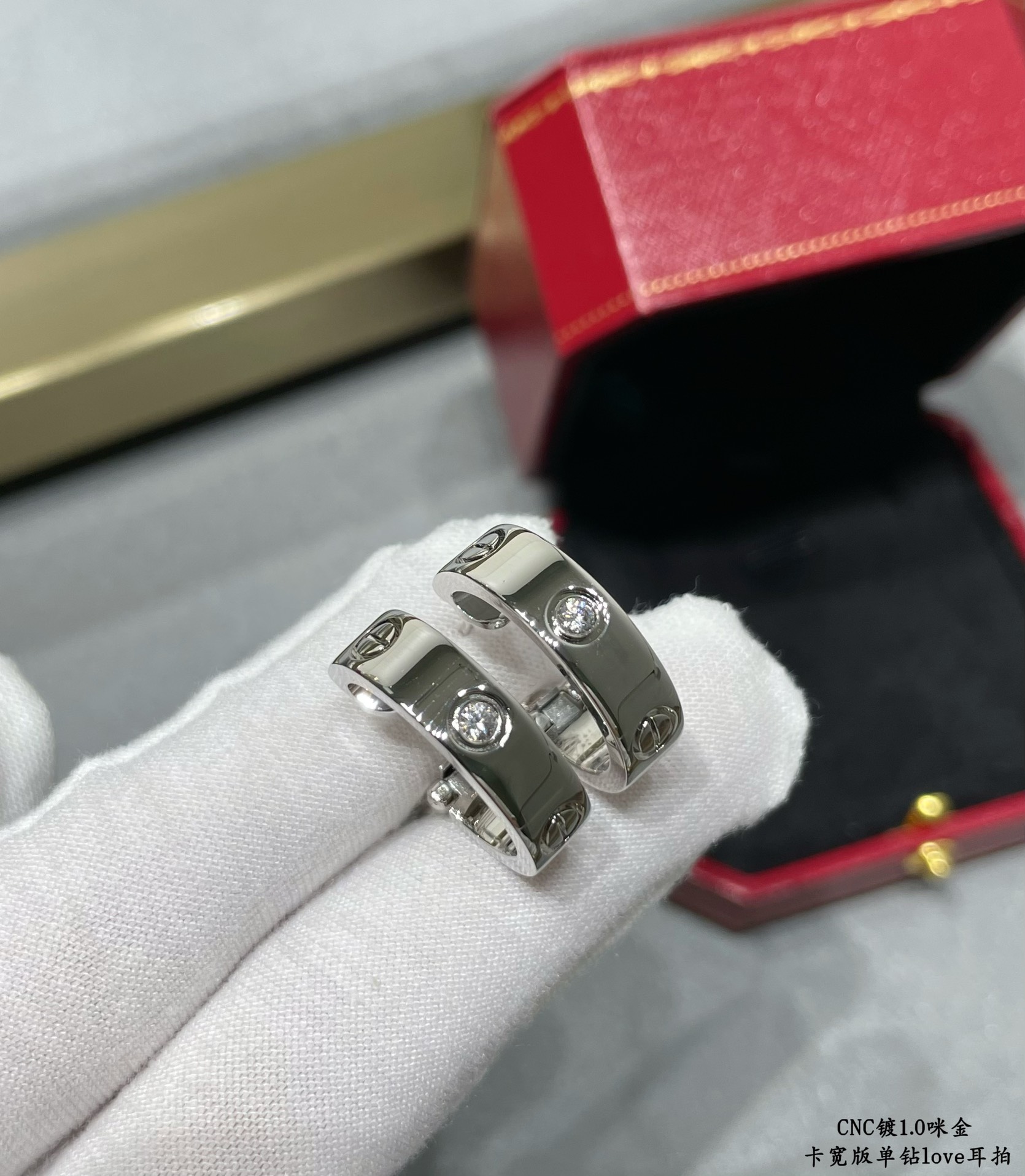 p270V gold Cartier Cartier CNC wide version of the single diamond LOVE ear pat classic 👄 classic Cartier love series the most classic models need not be introduced Germany imported high-end Three colors can be selected