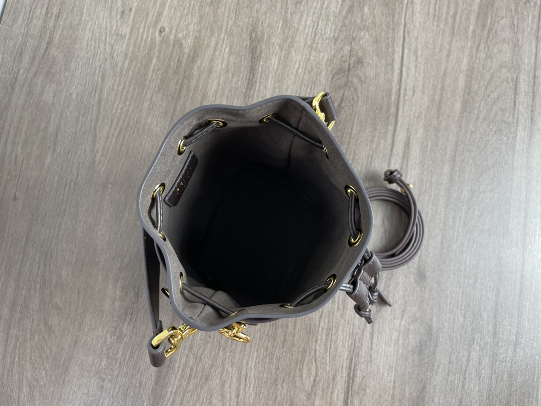 P1100 Fall/Winter Fendi Old Flower Beaded Moncler Tresor Bucket Handbag with drawstring and Fendi metal logo embellishment One long and one short detachable shoulder strap can be carried on one shoulder or crossbody Brown calfskin material Gold metal pieces Size 18x12x10cm-High Faux Bags