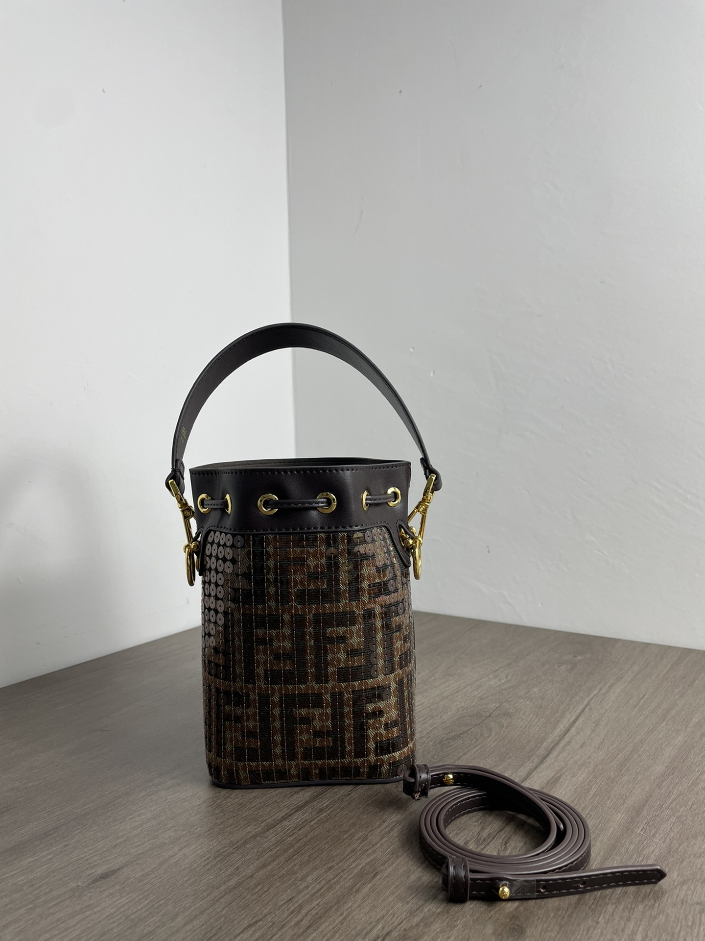 P1100 Fall/Winter Fendi Old Flower Beaded Moncler Tresor Bucket Handbag with drawstring and Fendi metal logo embellishment One long and one short detachable shoulder strap can be carried on one shoulder or crossbody Brown calfskin material Gold metal pieces Size 18x12x10cm-High Faux Bags