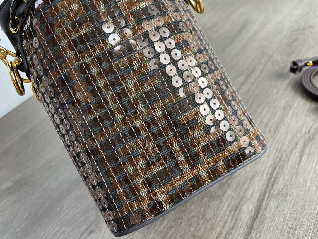 P1100 Fall/Winter Fendi Old Flower Beaded Moncler Tresor Bucket Handbag with drawstring and Fendi metal logo embellishment One long and one short detachable shoulder strap can be carried on one shoulder or crossbody Brown calfskin material Gold metal pieces Size 18x12x10cm-High Faux Bags