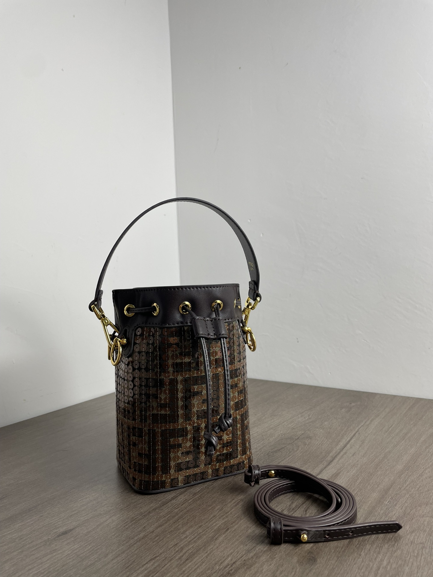 P1100 Fall/Winter Fendi Old Flower Beaded Moncler Tresor Bucket Handbag with drawstring and Fendi metal logo embellishment One long and one short detachable shoulder strap can be carried on one shoulder or crossbody Brown calfskin material Gold metal pieces Size 18x12x10cm-High Faux Bags
