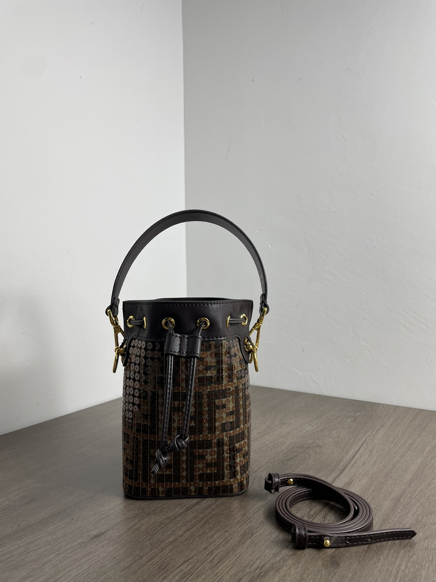 P1100 Fall/Winter Fendi Old Flower Beaded Moncler Tresor Bucket Handbag with drawstring and Fendi metal logo embellishment One long and one short detachable shoulder strap can be carried on one shoulder or crossbody Brown calfskin material Gold metal pieces Size 18x12x10cm-High Faux Bags