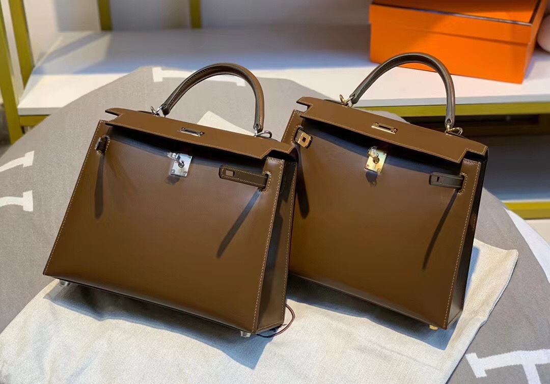 Kelly 25 sellier Box 3G栗子色 金银～
𝗕𝗼𝘅 𝗖𝗮𝗹𝗳皮 属细纹小牛皮肉面组织紧密皮料毛孔粒面小且清晰有竖状纹也叫牙签纹是普皮档次中较高的品种制作工艺难度堪比鳄鱼皮！因此皮种特性娇贵极不耐刮蹭但高级感满满～-高仿包包