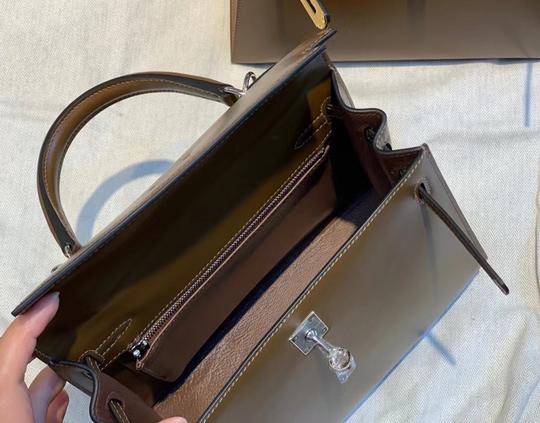 图片[8]-Kelly 25 sellier Box 3G栗子色 金银～
𝗕𝗼𝘅 𝗖𝗮𝗹𝗳皮 属细纹小牛皮肉面组织紧密皮料毛孔粒面小且清晰有竖状纹也叫牙签纹是普皮档次中较高的品种制作工艺难度堪比鳄鱼皮！因此皮种特性娇贵极不耐刮蹭但高级感满满～-高仿包包