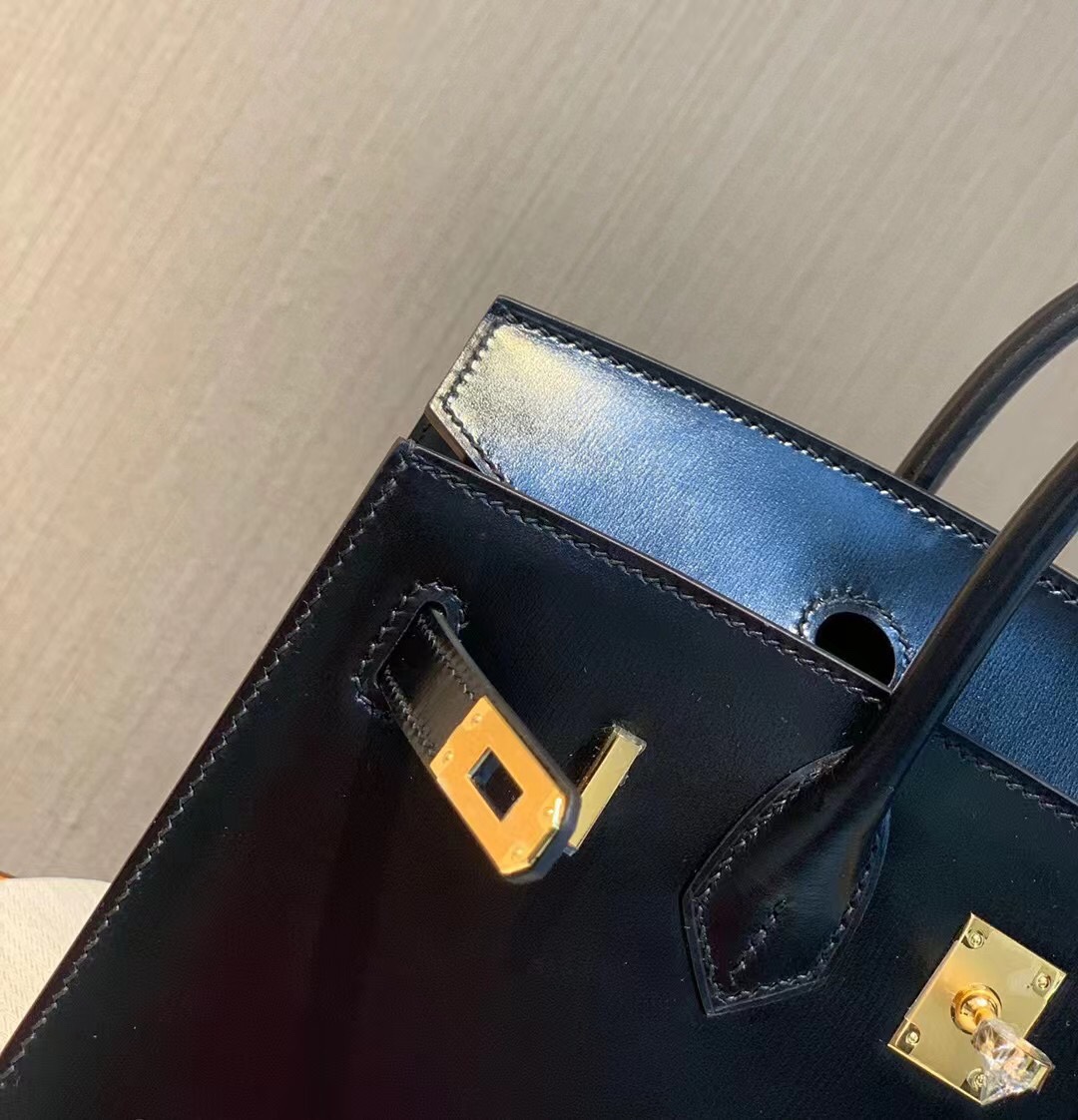 图片[5]-Birkin 25 sellier Box 皮 黑金～
𝗕𝗼𝘅 𝗖𝗮𝗹𝗳皮 属细纹小牛皮肉面组织紧密皮料毛孔粒面小且清晰有竖状纹也叫牙签纹是普皮档次中较高的品种制作工艺难度堪比鳄鱼皮！因此皮种特性娇贵极不耐刮蹭但高级感满满～-高仿包包