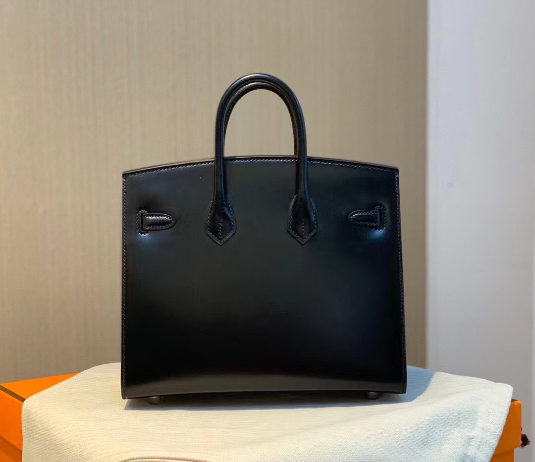 图片[2]-Birkin 25 sellier Box 皮 黑金～
𝗕𝗼𝘅 𝗖𝗮𝗹𝗳皮 属细纹小牛皮肉面组织紧密皮料毛孔粒面小且清晰有竖状纹也叫牙签纹是普皮档次中较高的品种制作工艺难度堪比鳄鱼皮！因此皮种特性娇贵极不耐刮蹭但高级感满满～-高仿包包