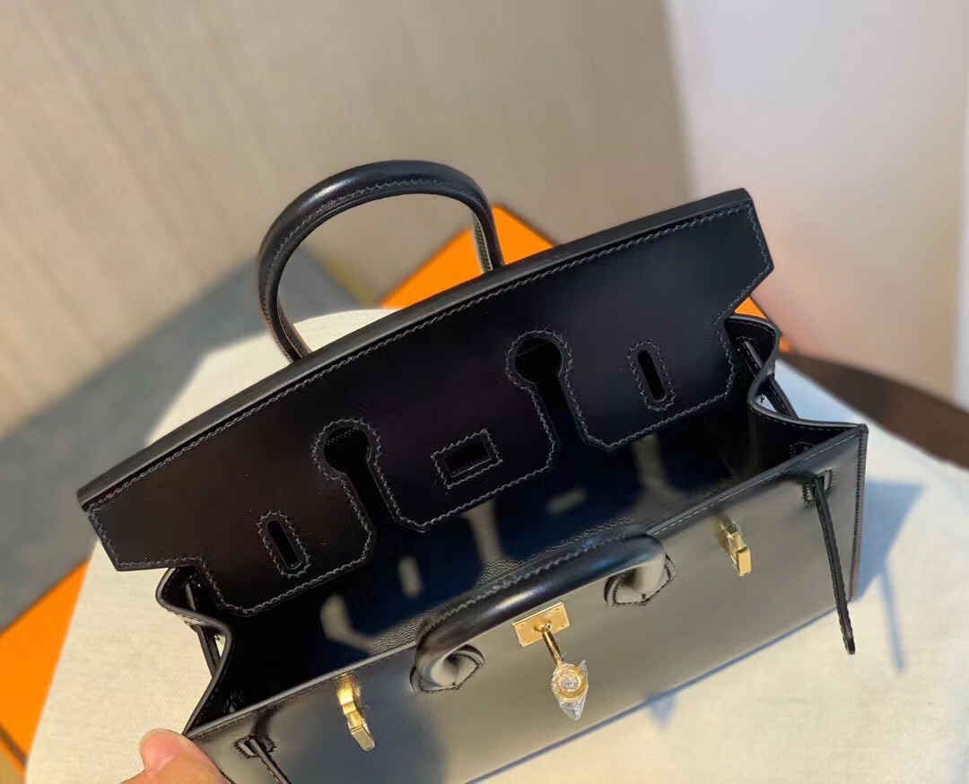 图片[8]-Birkin 25 sellier Box 皮 黑金～
𝗕𝗼𝘅 𝗖𝗮𝗹𝗳皮 属细纹小牛皮肉面组织紧密皮料毛孔粒面小且清晰有竖状纹也叫牙签纹是普皮档次中较高的品种制作工艺难度堪比鳄鱼皮！因此皮种特性娇贵极不耐刮蹭但高级感满满～-高仿包包