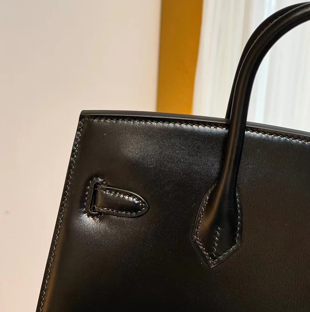 图片[9]-Birkin 25 sellier Box 皮 黑金～
𝗕𝗼𝘅 𝗖𝗮𝗹𝗳皮 属细纹小牛皮肉面组织紧密皮料毛孔粒面小且清晰有竖状纹也叫牙签纹是普皮档次中较高的品种制作工艺难度堪比鳄鱼皮！因此皮种特性娇贵极不耐刮蹭但高级感满满～-高仿包包