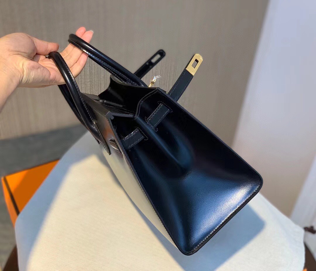 图片[7]-Birkin 25 sellier Box 皮 黑金～
𝗕𝗼𝘅 𝗖𝗮𝗹𝗳皮 属细纹小牛皮肉面组织紧密皮料毛孔粒面小且清晰有竖状纹也叫牙签纹是普皮档次中较高的品种制作工艺难度堪比鳄鱼皮！因此皮种特性娇贵极不耐刮蹭但高级感满满～-高仿包包