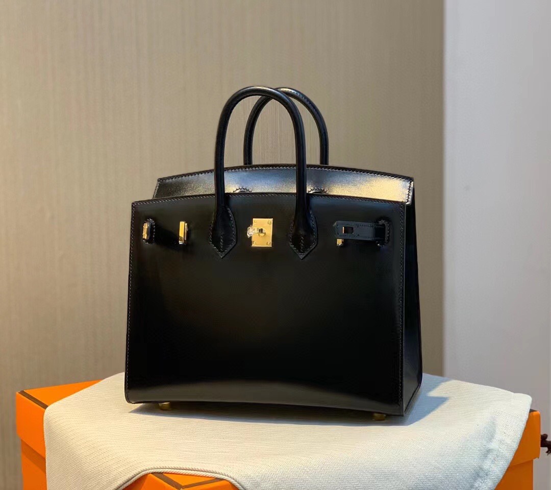 图片[6]-Birkin 25 sellier Box 皮 黑金～
𝗕𝗼𝘅 𝗖𝗮𝗹𝗳皮 属细纹小牛皮肉面组织紧密皮料毛孔粒面小且清晰有竖状纹也叫牙签纹是普皮档次中较高的品种制作工艺难度堪比鳄鱼皮！因此皮种特性娇贵极不耐刮蹭但高级感满满～-高仿包包