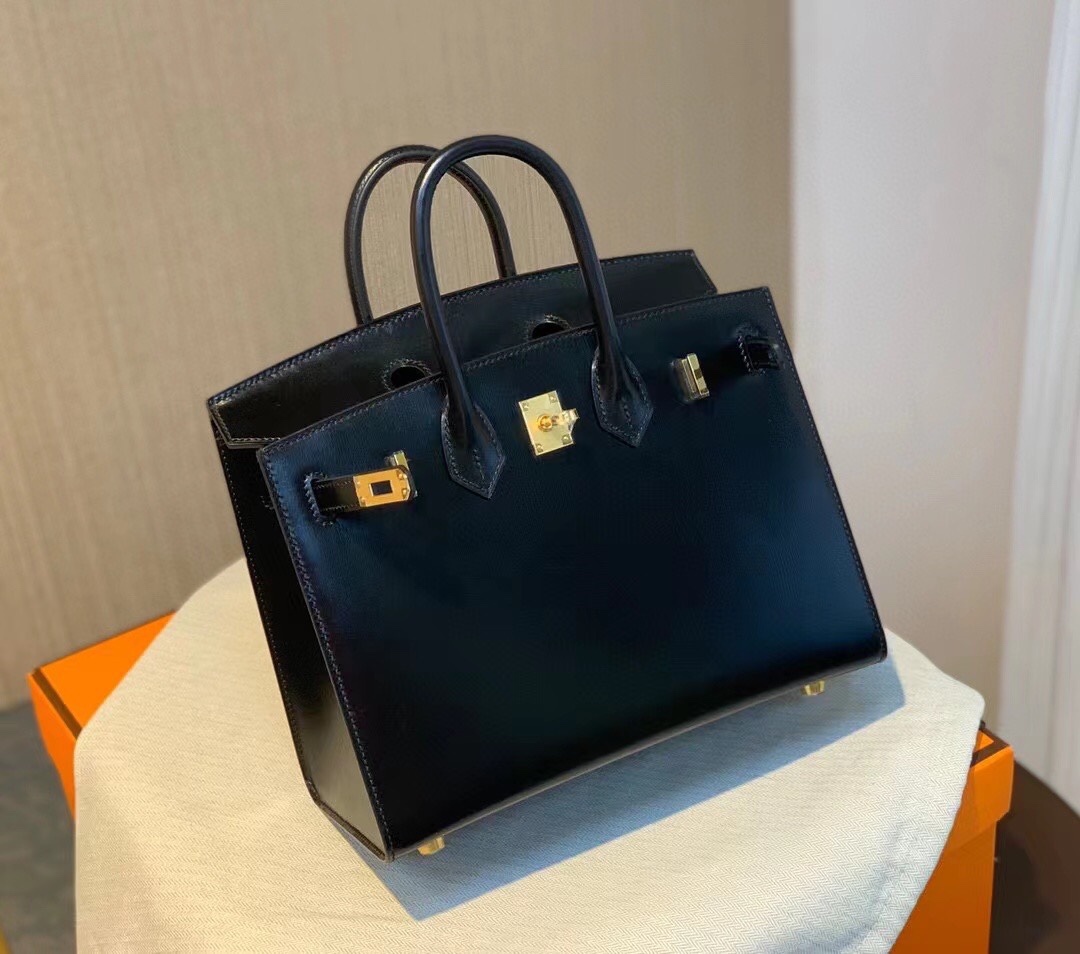 图片[4]-Birkin 25 sellier Box 皮 黑金～
𝗕𝗼𝘅 𝗖𝗮𝗹𝗳皮 属细纹小牛皮肉面组织紧密皮料毛孔粒面小且清晰有竖状纹也叫牙签纹是普皮档次中较高的品种制作工艺难度堪比鳄鱼皮！因此皮种特性娇贵极不耐刮蹭但高级感满满～-高仿包包