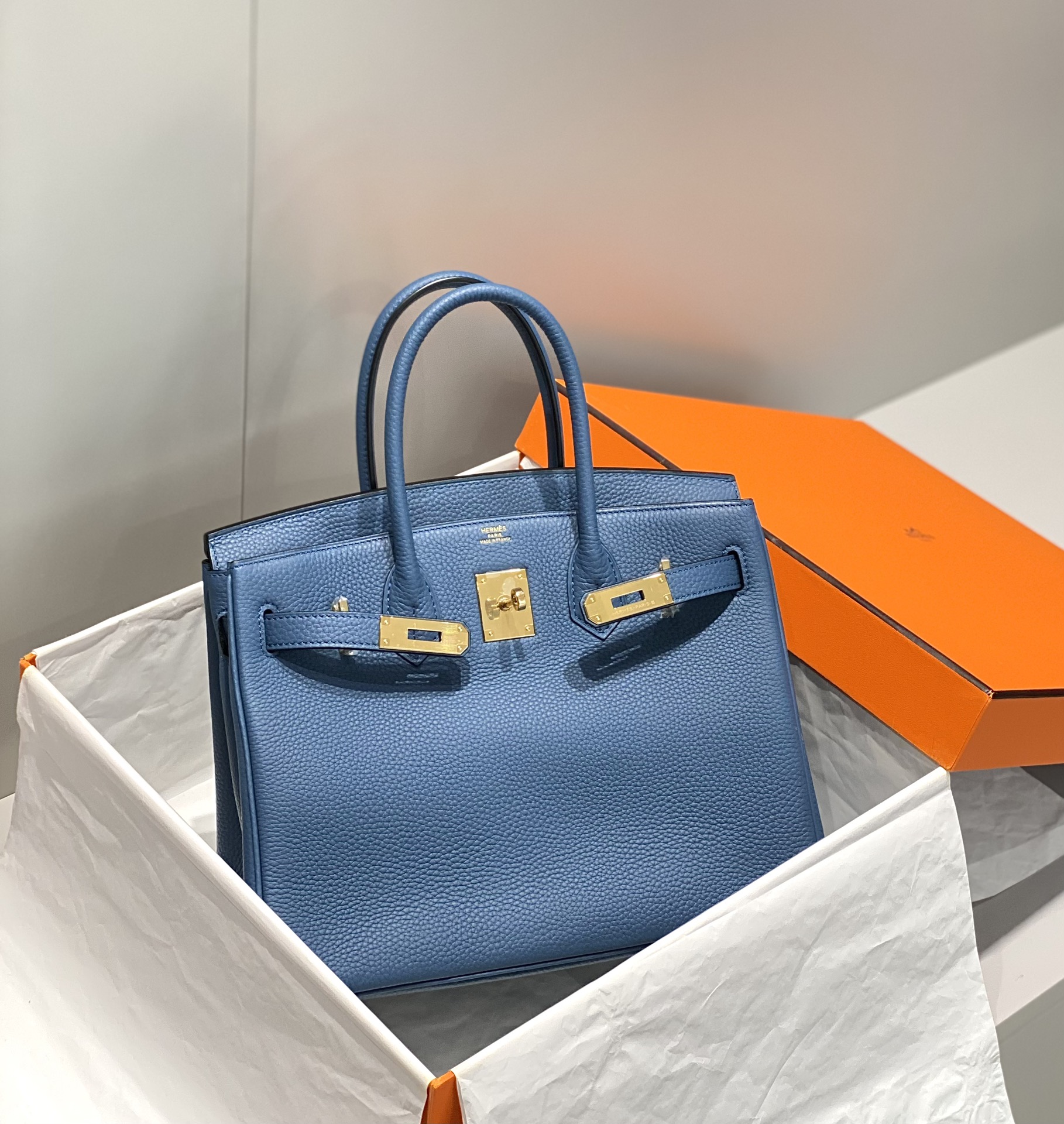 Picture [3]-𝑫𝒓𝒆𝒂𝒎 𝒃𝒂𝒈 ♥ Bɪʀ ᴋɪɴ Onyx Blue I believe that even people who are not interested in fashion should know the great name of Birkin Bag Platinum Bag 🥂. And in many luxury bags in the highest frequency of appearances and the most bright is Hermes platinum bags 〰️-High replica bags