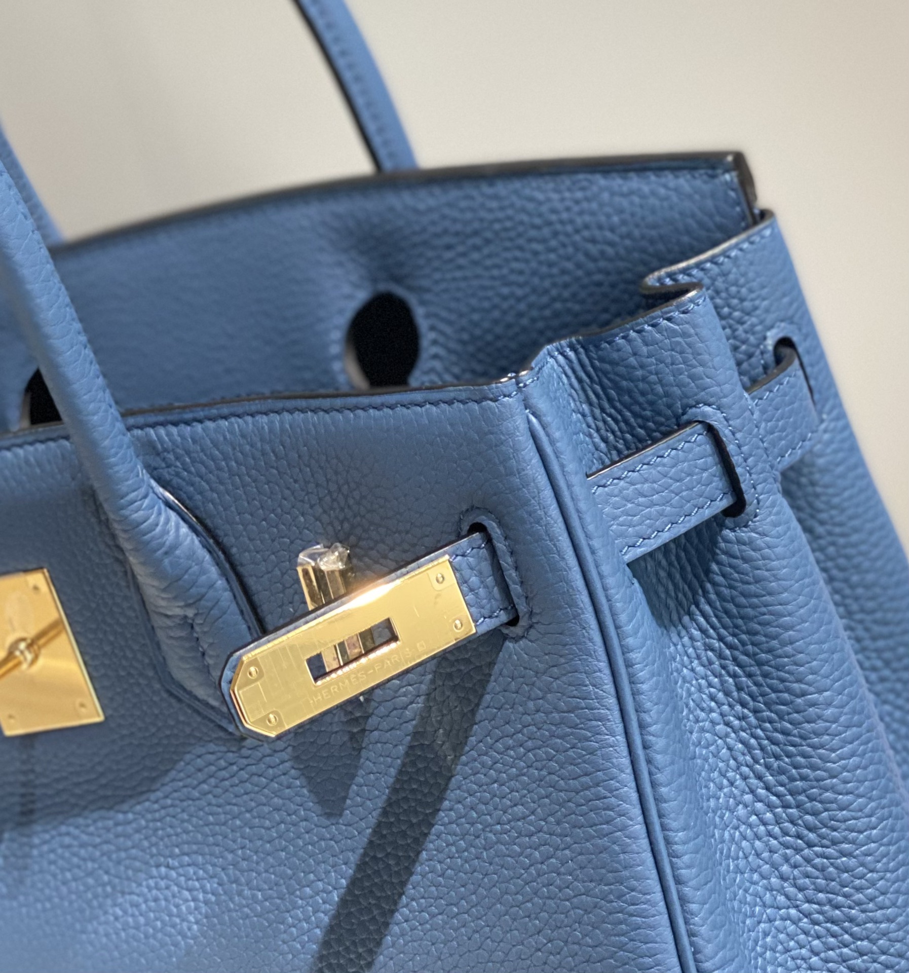 Image [6]-𝑫𝒓𝒆𝒂𝒎 𝒃𝒂𝒈 ♥ Bɪʀ ᴋɪɴ Onyx Blue I believe that even people who are not interested in fashion should know the great name of Birkin Bag Platinum Bag 🥂. And in many luxury bags in the highest frequency of appearances and the most bright is Hermes platinum bags 〰️-High replica bags