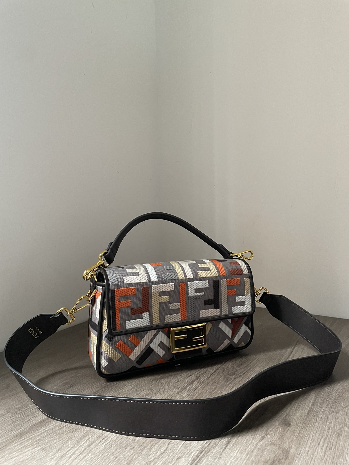Picture [2]-P1160 Fendi Baguette The Baguette is an indispensable classic in the fashion world! The Baguette baguette is superb on the body with a short strap and a wide shoulder strap; the long strap is engraved with the Baguette monogram! The long strap is engraved with the Baguette monogram, which brings the original monotonous wide shoulder strap to life! It can be worn over the shoulder, crossbody or handheld. Very versatile. Size 26x13x6cm-High Faux Bags