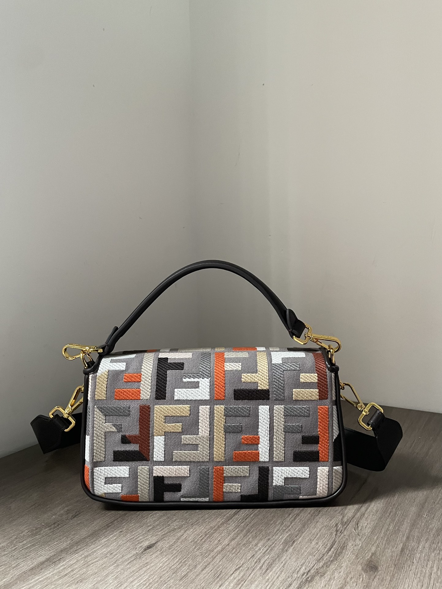 Image [3]-P1160 Fendi Baguette The Baguette is an indispensable classic in the fashion world! The Baguette baguette is superb on the body with a short strap and a wide shoulder strap; the long strap is engraved with the Baguette monogram! The long strap is engraved with the Baguette monogram, which brings the original monotonous wide shoulder strap to life! It can be worn over the shoulder, crossbody or handheld. Very versatile. Size 26x13x6cm-High Faux Bags