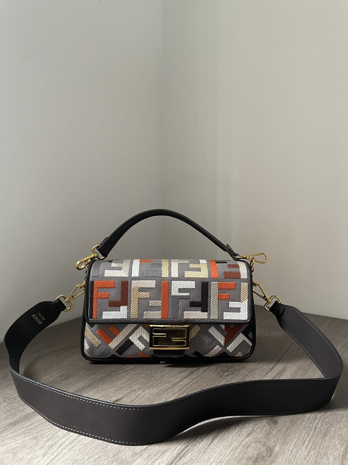 P1160 Fendi Baguette "Baguette" is an indispensable classic in the fashion world! This Baguette baguette bag is superb on the body with a short strap and a wide shoulder strap; the long strap is engraved with the Baguette monogram! The long strap is engraved with the Baguette monogram, which brings the original monotonous wide shoulder strap to life! It can be worn over the shoulder, crossbody or handheld. Very versatile. Size 26x13x6cm-High Faux Bags