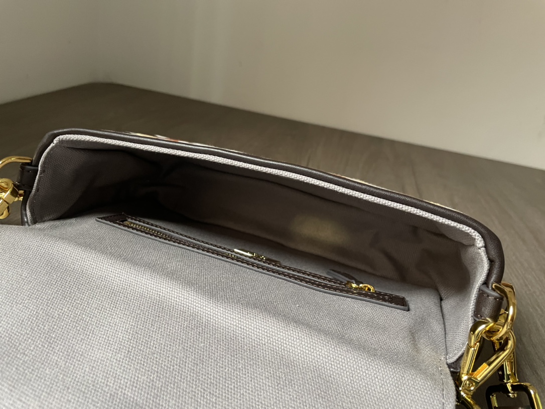 Image [7]-P1160 Fendi Baguette The Baguette is an indispensable classic in the fashion world! The Baguette baguette is superb on the body with a short strap and a wide shoulder strap; the long strap is engraved with the Baguette monogram! The long strap is engraved with the Baguette monogram, which brings the original monotonous wide shoulder strap to life! It can be worn over the shoulder, crossbody or handheld. Very versatile. Size 26x13x6cm-High Faux Bags