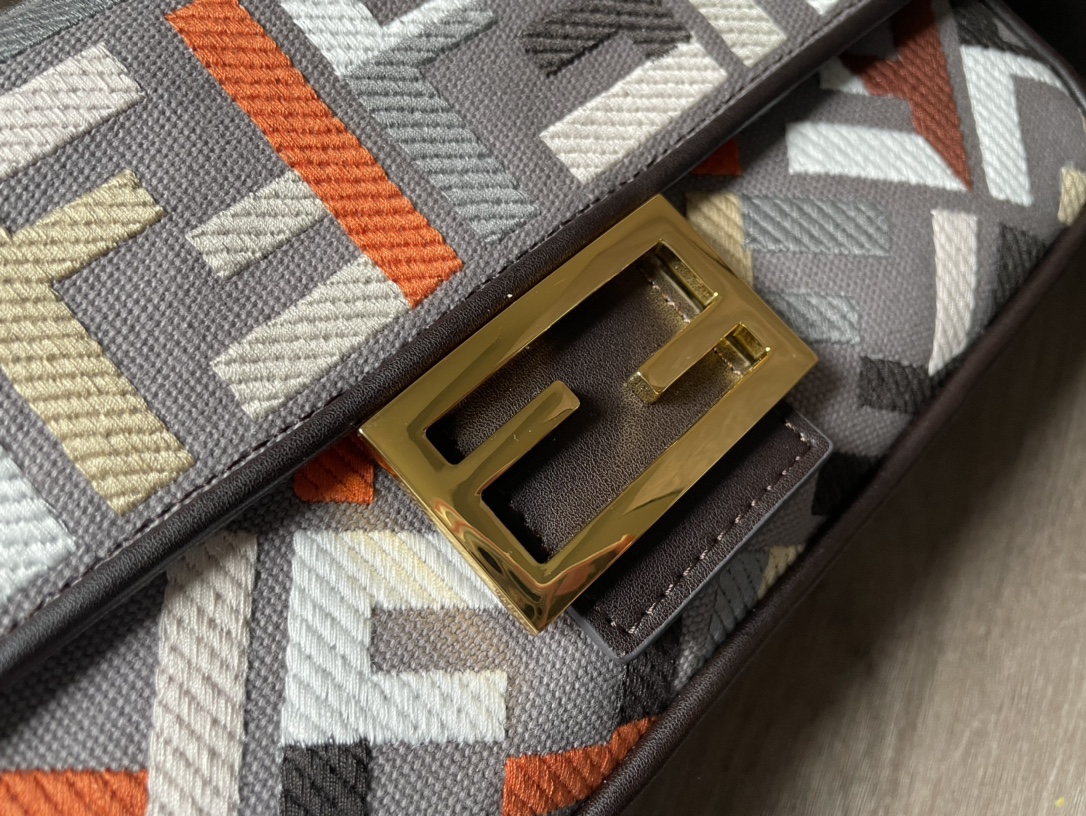 Image [4]-P1160 Fendi Baguette The Baguette is an indispensable classic in the fashion world! The Baguette baguette is superb on the body with a short strap and a wide shoulder strap; the long strap is engraved with the Baguette monogram! The long strap is engraved with the Baguette monogram, which brings the original monotonous wide shoulder strap to life! It can be worn over the shoulder, crossbody or handheld. Very versatile. Size 26x13x6cm-High Faux Bags