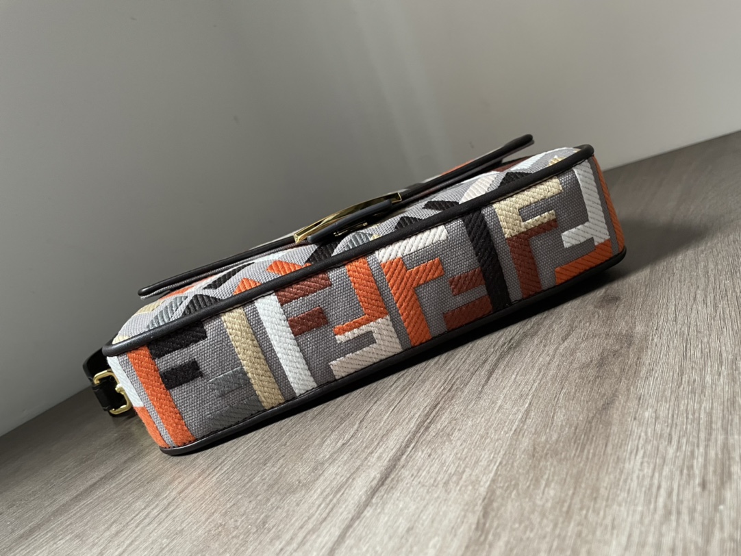 Image [5]-P1160 Fendi Baguette The Baguette is an indispensable classic in the fashion world! The Baguette baguette is superb on the body with a short strap and a wide shoulder strap; the long strap is engraved with the Baguette monogram! The long strap is engraved with the Baguette monogram, which brings the original monotonous wide shoulder strap to life! It can be worn over the shoulder, crossbody or handheld. Very versatile. Size 26x13x6cm-High Faux Bags