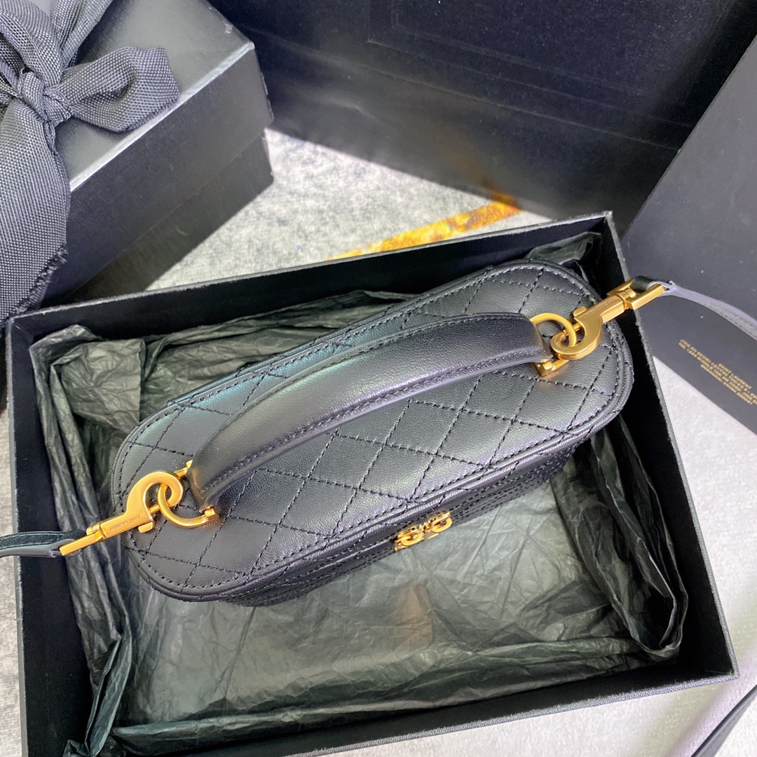 图片[3]-P1100 YSL黑色羊皮环绕式拉链手拿包饰以𝙇𝙀 𝘾𝘼𝙎𝙎𝘼𝙉𝘿𝙍𝙀和菱形绗缝包缝、羊皮内衬、古铜色配件拉链开合一个卡片槽位、此款多功能单品配有皮革顶部提手和可调节可拆卸肩带、可肩背或斜挎！
型号：766731
尺寸：18×11×6.5𝙘𝙢-高仿包包