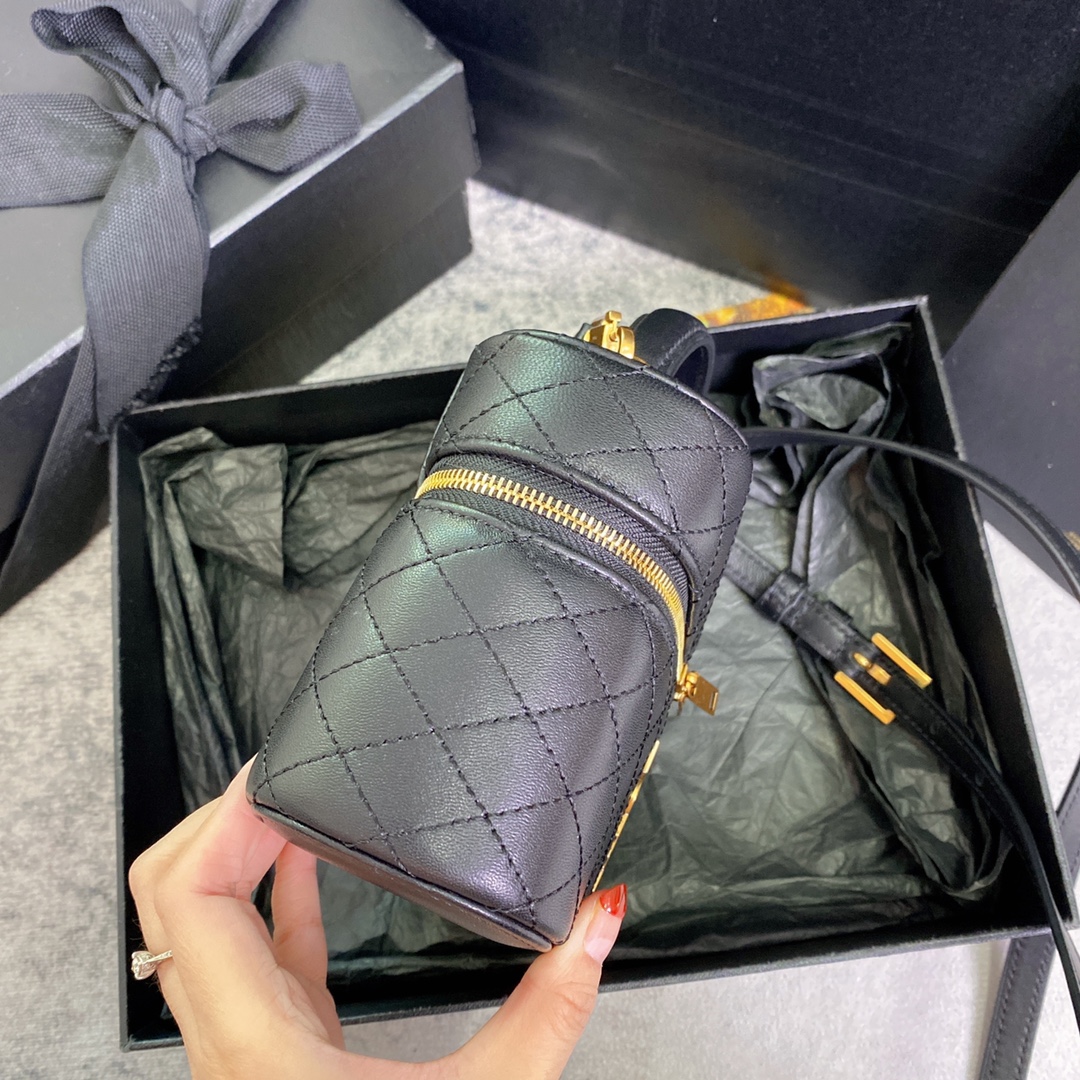 图片[4]-P1100 YSL黑色羊皮环绕式拉链手拿包饰以𝙇𝙀 𝘾𝘼𝙎𝙎𝘼𝙉𝘿𝙍𝙀和菱形绗缝包缝、羊皮内衬、古铜色配件拉链开合一个卡片槽位、此款多功能单品配有皮革顶部提手和可调节可拆卸肩带、可肩背或斜挎！
型号：766731
尺寸：18×11×6.5𝙘𝙢-高仿包包