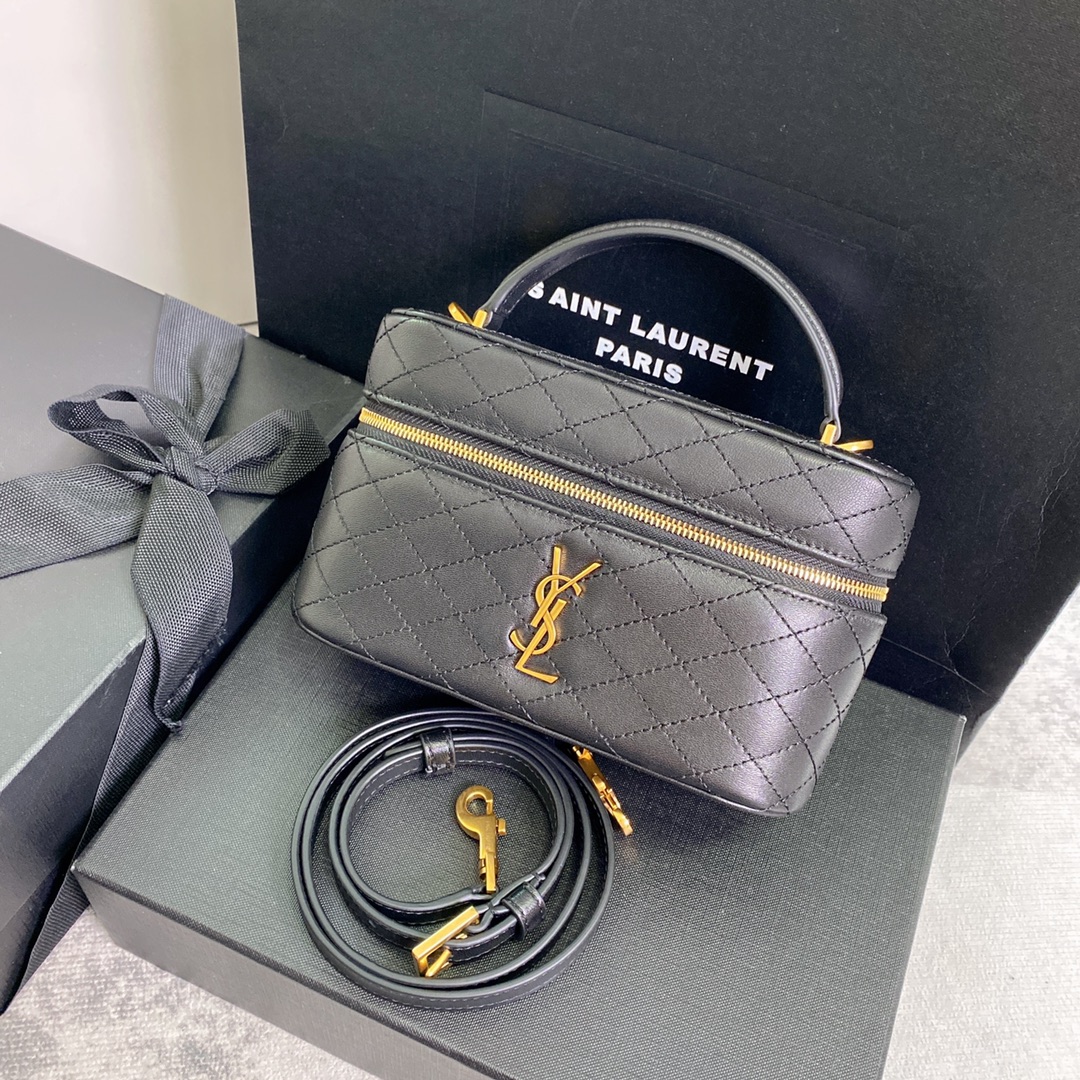 P1100 YSL黑色羊皮环绕式拉链手拿包饰以𝙇𝙀 𝘾𝘼𝙎𝙎𝘼𝙉𝘿𝙍𝙀和菱形绗缝包缝、羊皮内衬、古铜色配件拉链开合一个卡片槽位、此款多功能单品配有皮革顶部提手和可调节可拆卸肩带、可肩背或斜挎！
型号：766731
尺寸：18×11×6.5𝙘𝙢-高仿包包