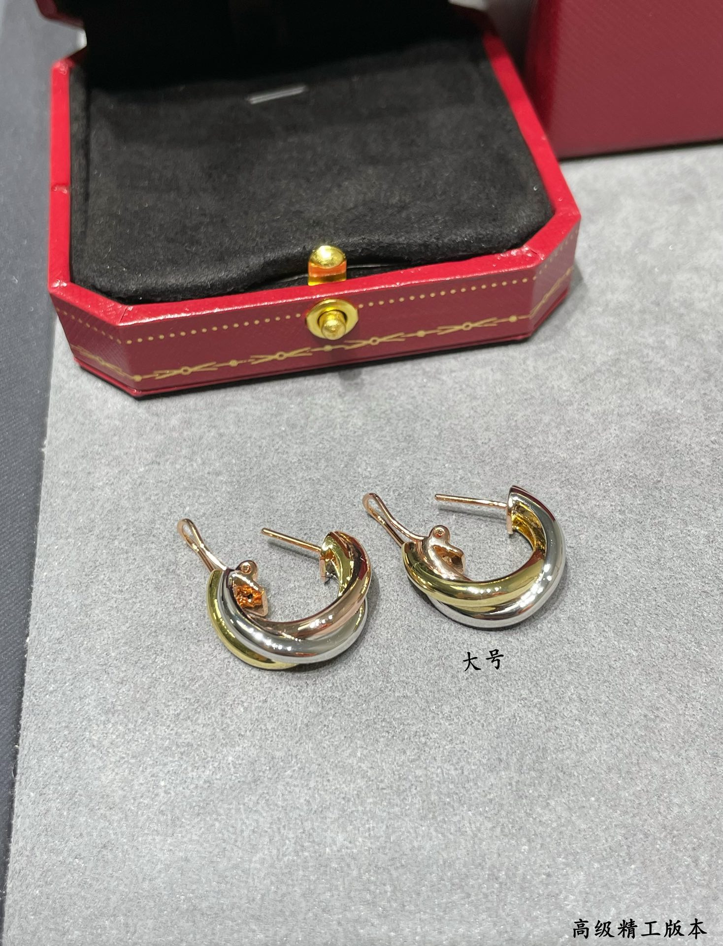 图片[6]-p260V金材质   分色电镀 卡地亚大号三环无钻耳环又一款经典完美诠释对称美学 优雅大方佩戴舒适度高 也不容易勾搭到物品！真金质感杠杠的精工艺 执模抛光都做的很细致！-高仿包包