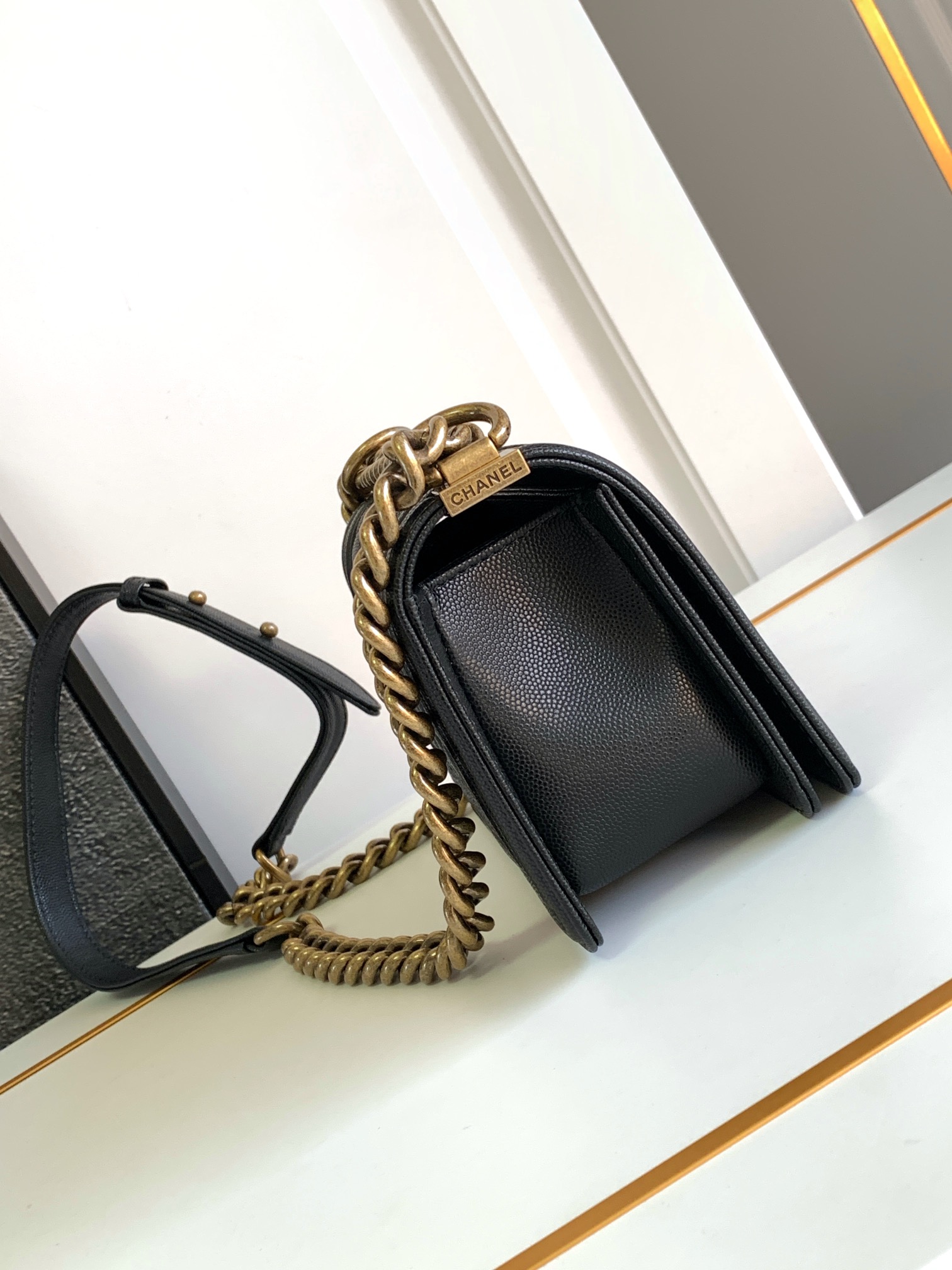 Picture [2]-Chanel Antique Copper Gold Buckle Mini Leboy This small bag caviar cowhide looks very retro exquisite and lovely Italian Ha Shi glossy original cowhide design is really full of texture continuation of the Boy itself stiff bag type cover the top of the bag there is also a three-dimensional logo small mind plus the classic black all-steel hardware color matching with the coat is simply too cool shoulder slanting satchel hand-carrying are very suitable! Size 20cm-High Faux Bags