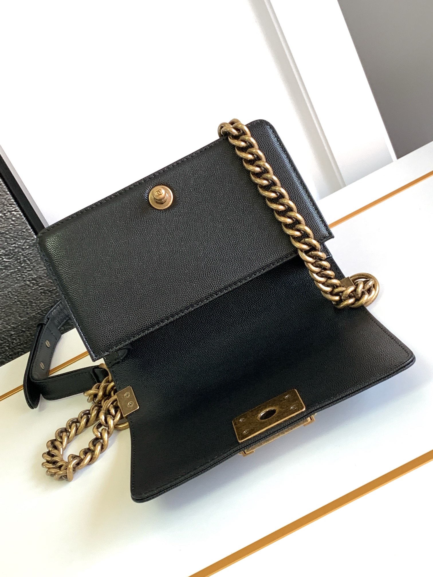 Picture [7]-Chanel Antique Copper Gold Buckle Mini Leboy This small bag caviar cowhide looks very retro exquisite and lovely Italian Ha Shi glossy original cowhide design is really full of texture continuation of the Boy itself stiff bag type cover the top of the bag there is also a three-dimensional logo small mind plus the classic black all-steel hardware color matching with the coat is simply too cool shoulder slanting satchel hand-carrying are very suitable! Size 20cm-High Faux Bags